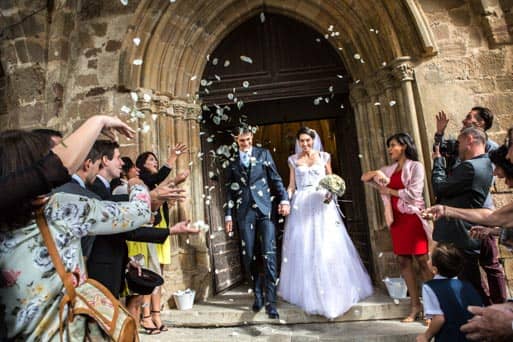 pétales-devant-église Les invités lancent des pétales