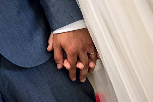Les mains enlacées