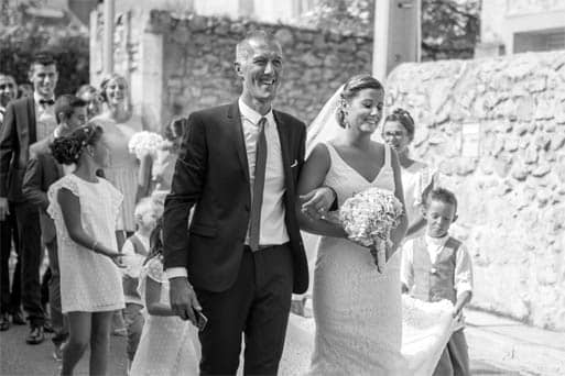 La mariée et son père en tête du cortège