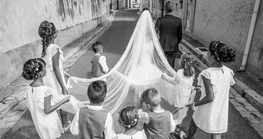 Les enfants tiennent le voile