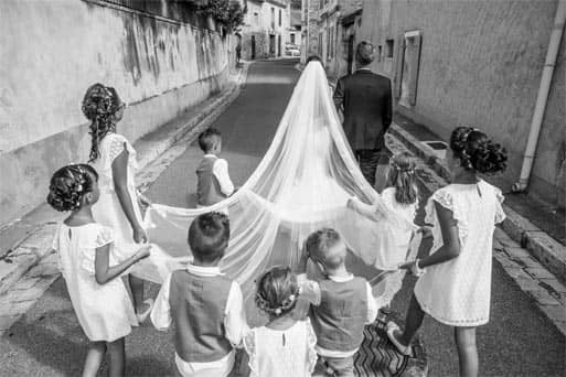 Les enfants tiennent le voile