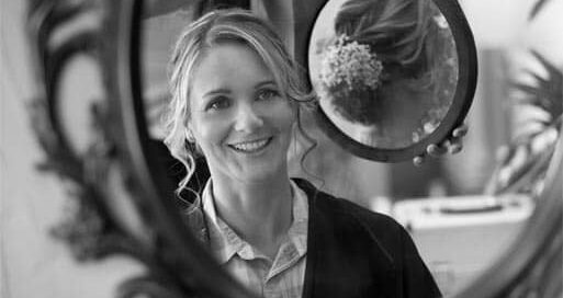 La mariée se regarde dans le miroir