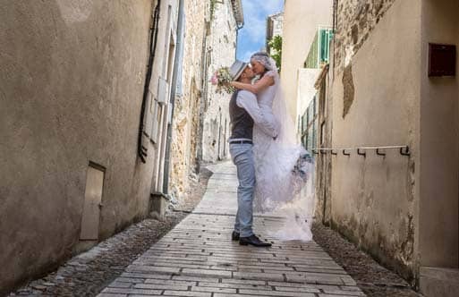 Les amoureux s'étreignent dans la rue
