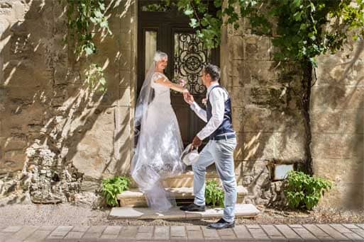 Le marié fait la cour