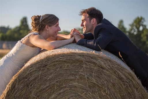 Sur une botte de foin