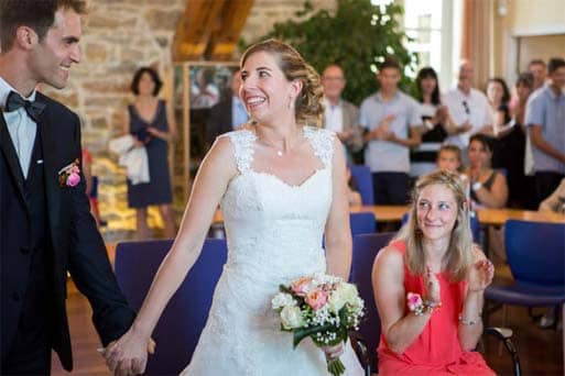 Elle tient la main de son mari