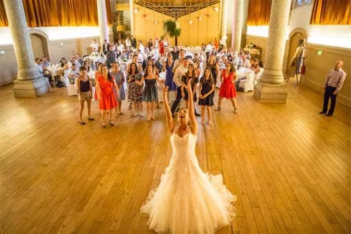 La mariée lance son bouquet