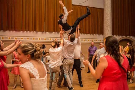Un marié dans les airs