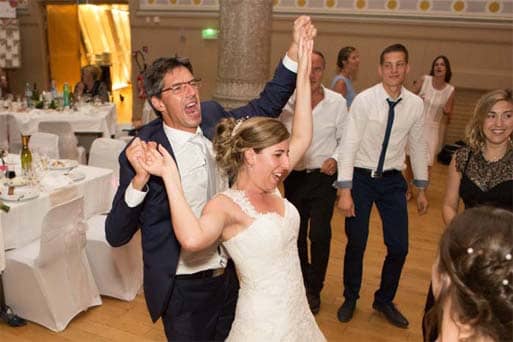 Elle danse avec son père