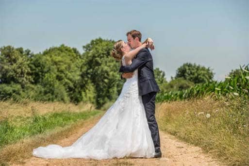 Le couple sur un petit chemin de campagne