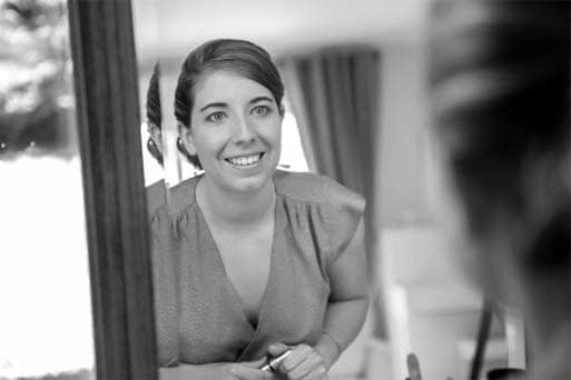 Elle met son rouge à lèvre