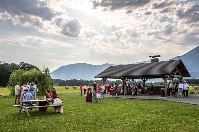 Le lieu du cocktail capturé au grand angle.