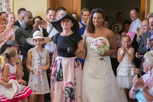 Entrée de Nadège avec sa mère