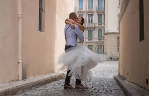 étreinte Les mariés s'étreignent dans la rue