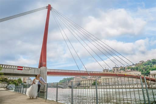pont-saint-antoine Devant la passerelle du palais de justice