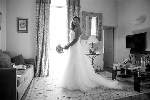 Elle tiens son bouquet devant la fenêtre