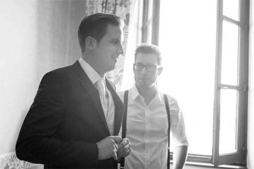 Thomas enfile la veste