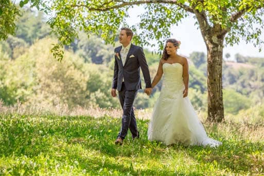 Les mariés se promènent dans le bois