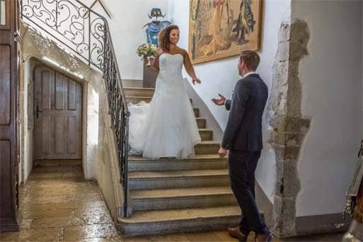 Thomas attend en bas de l'escalier