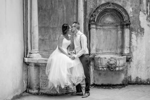 vielle-fontaine Assis à côté d'une petite fontaine