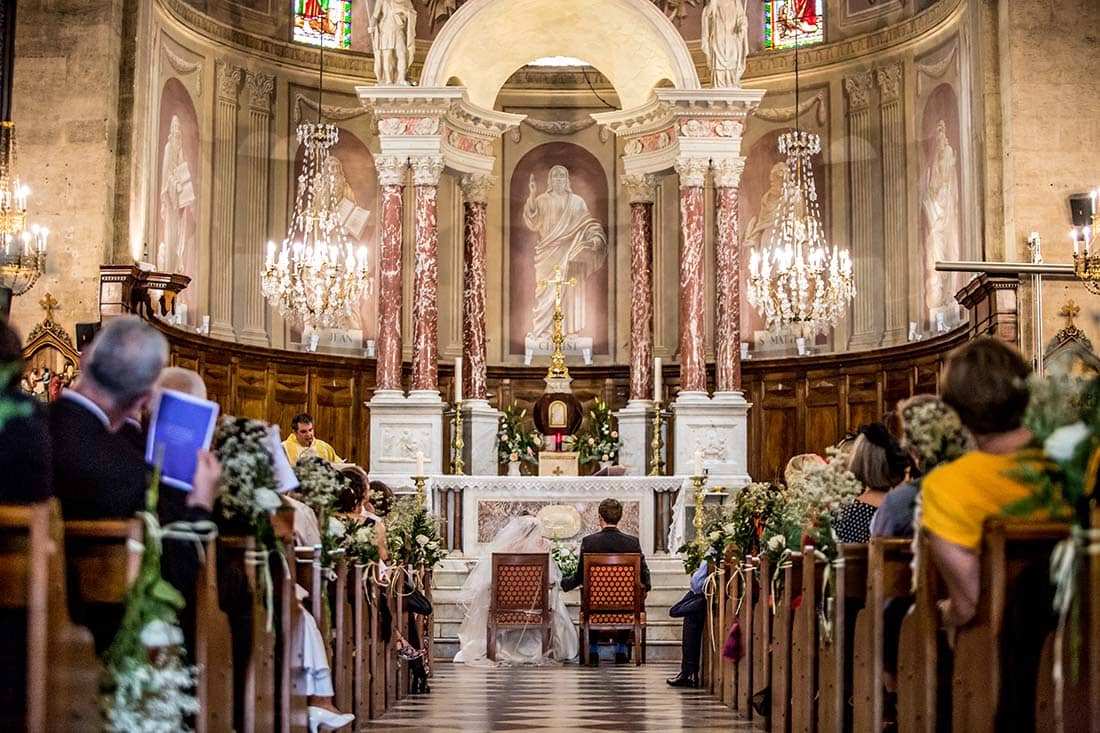 assis Cadre large devant l'hôtel