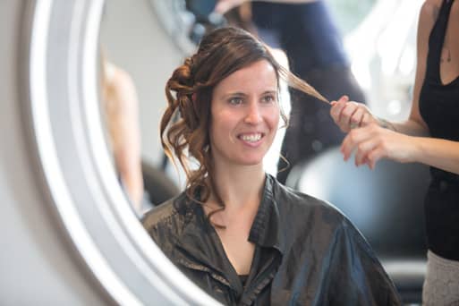 coiffeuse Face au miroir