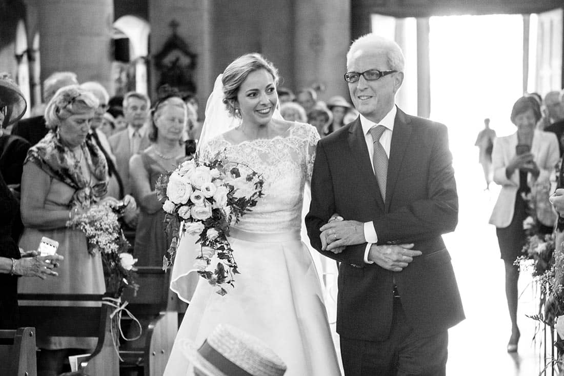 debut-ceremonie-religieuse Dans l'allée