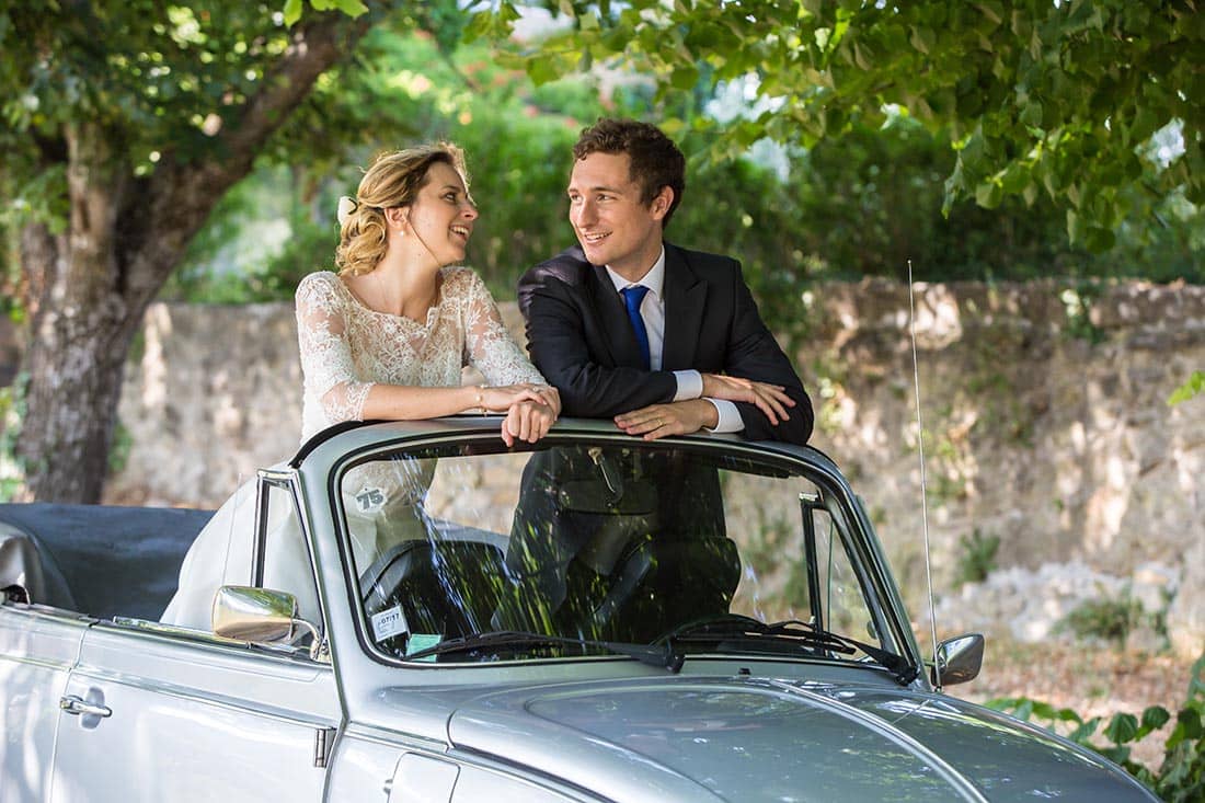 décapotable Ils prennent la pose dans la décapotable