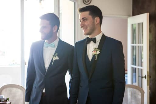 habillage-et-regard Le marié avec son témoin