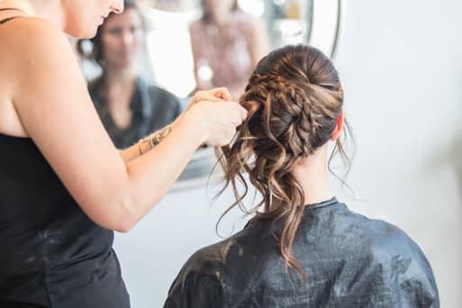 On démarre la coiffure