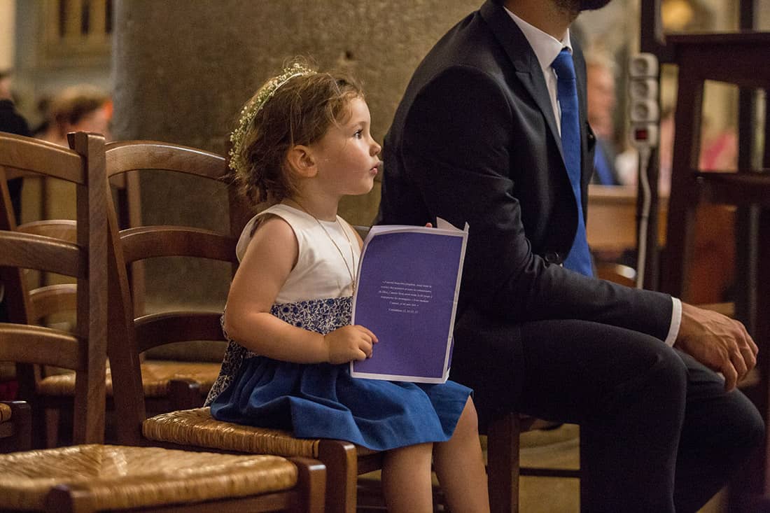 petite-studieuse Une petite fille attentive