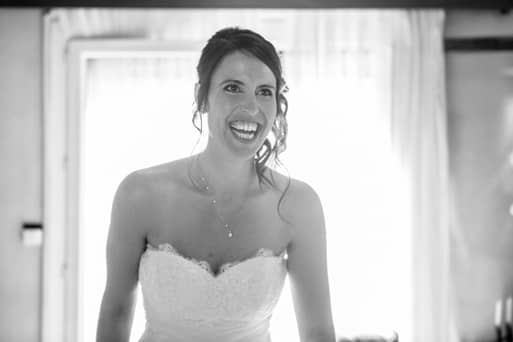 rire-enjoue Contente d'avoir mis sa robe