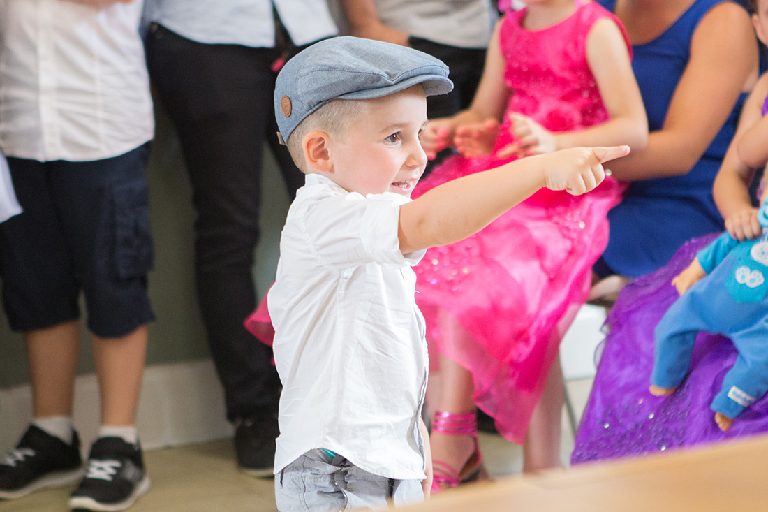 gamin-pointe-du-doigt Garçon avec un béret
