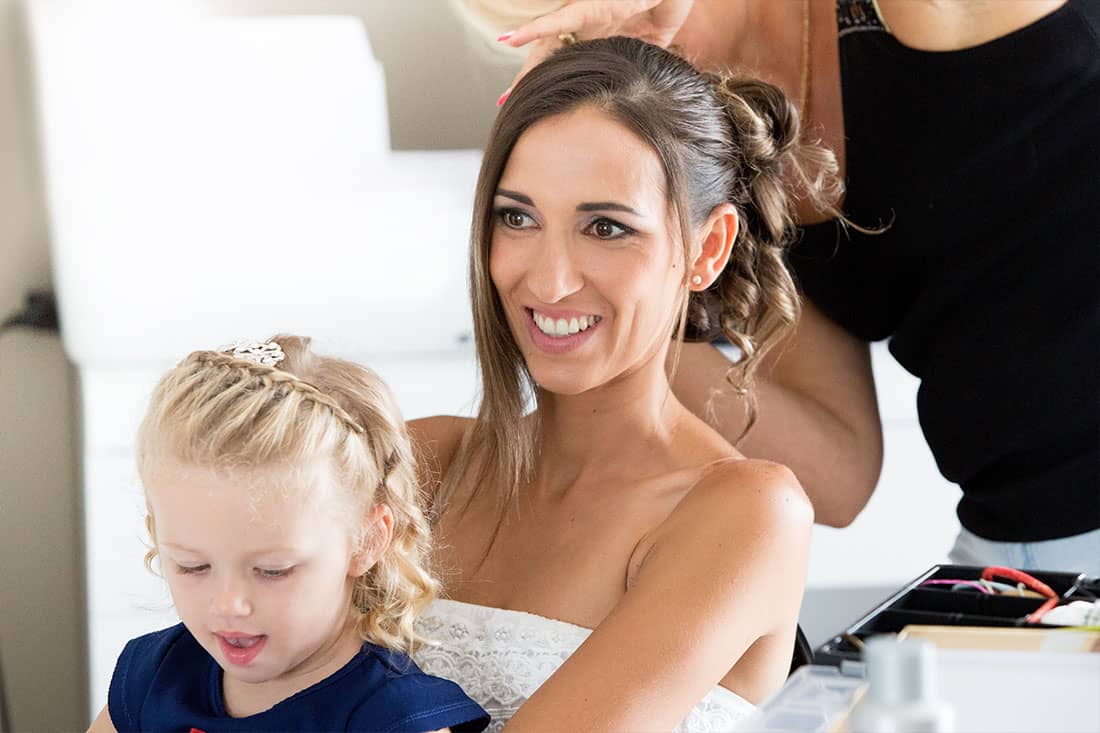 Une mariée souriante