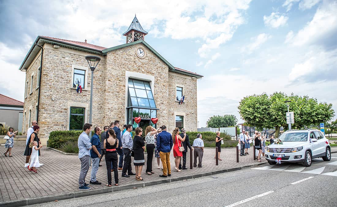Les invités qui accueillent les mariés