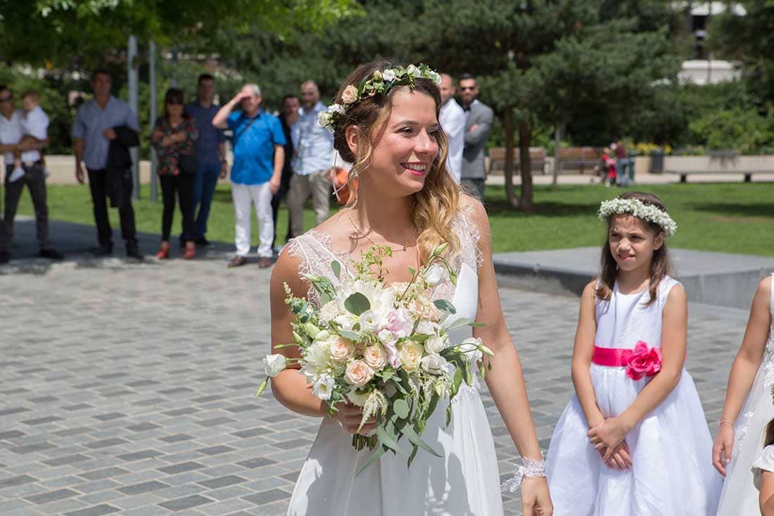 Typhaine devant la mairie