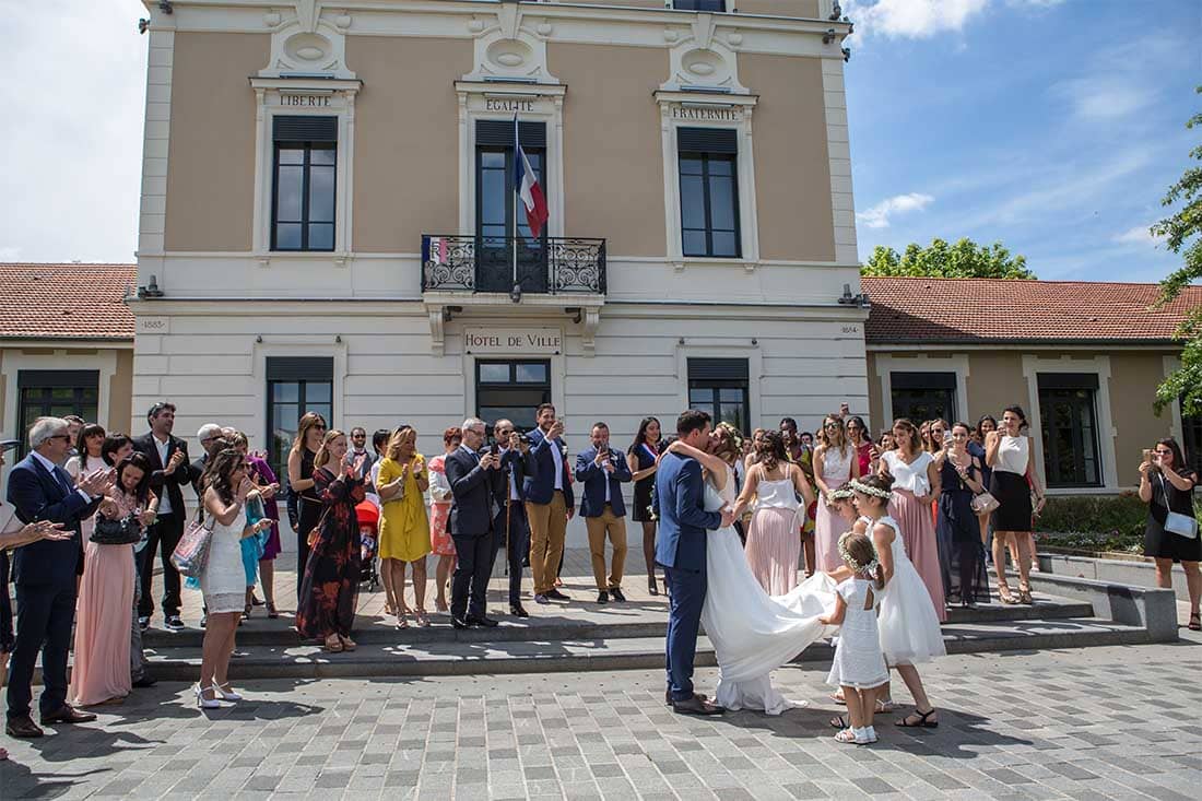 Une belle étreinte devant la mairie