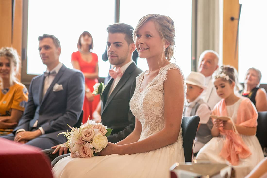 La mariée tiens son bouquet