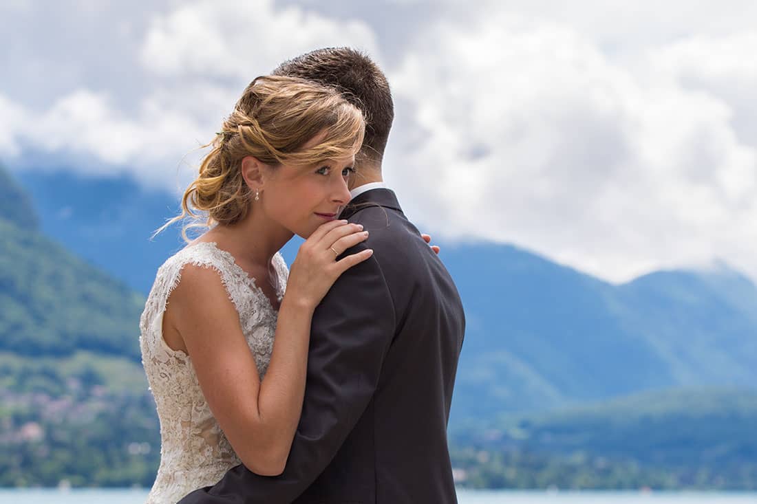 Enlacés devant le lac