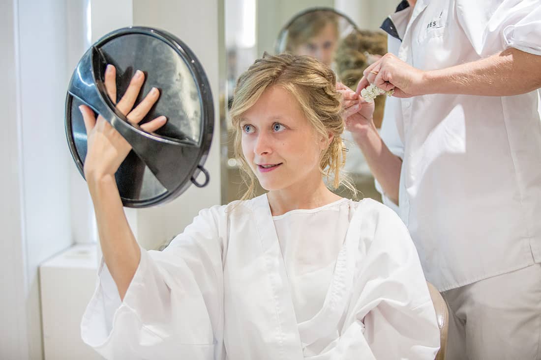 La mariée s'admire dans le miroir