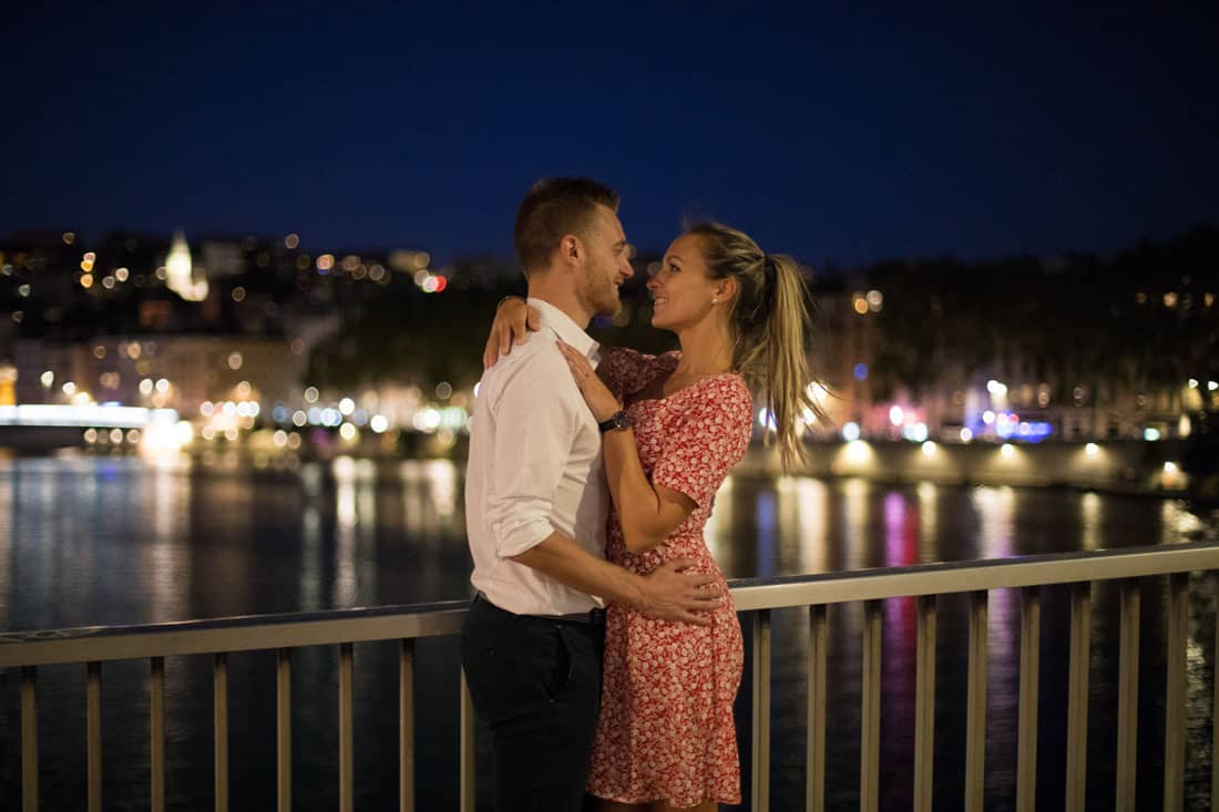 Le couple devant les lumières de la ville