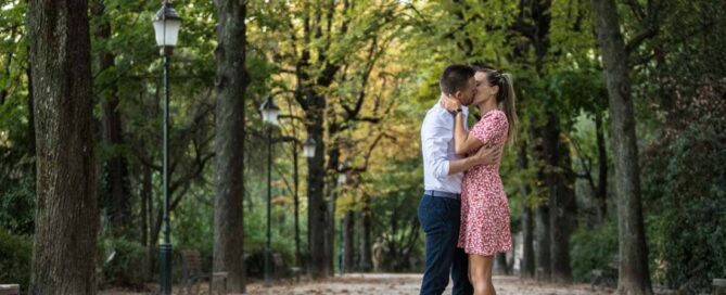 Photo du couple dans le parc