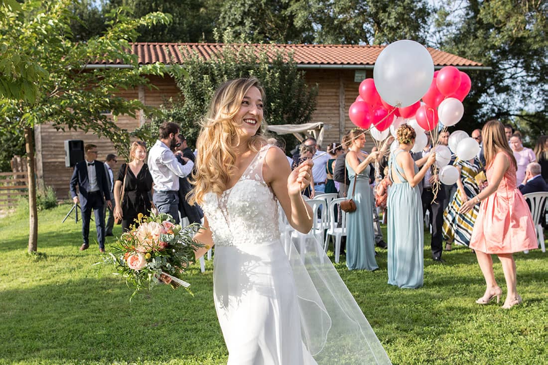 La mariée tient des ballons