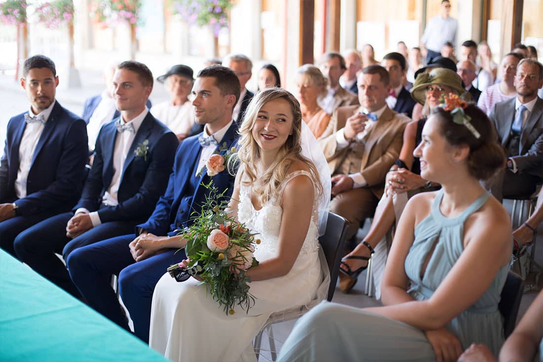 Le regard de Doriane à sa témoin