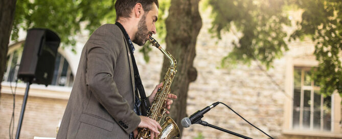 Photo de Raphaël Fortin au saxophone