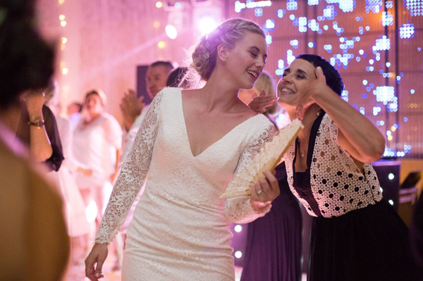 La mariée s'amuse dans sa soirée
