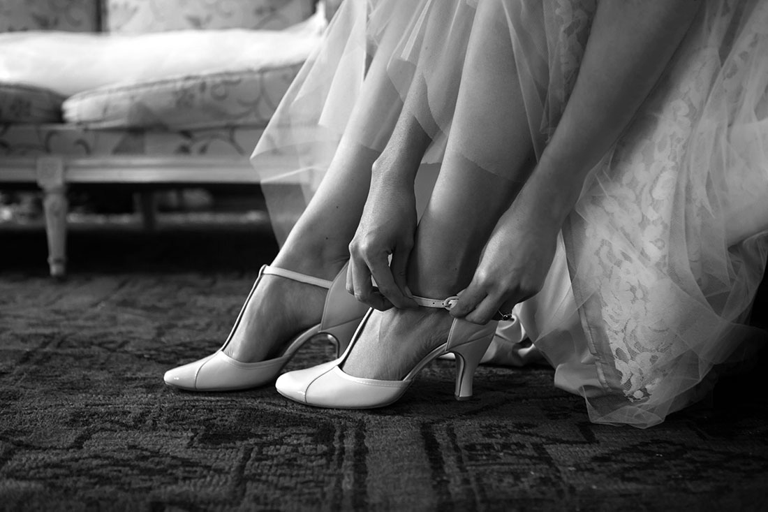 les-préparatifs Une photo de préparatif, la mariée met ses chaussures