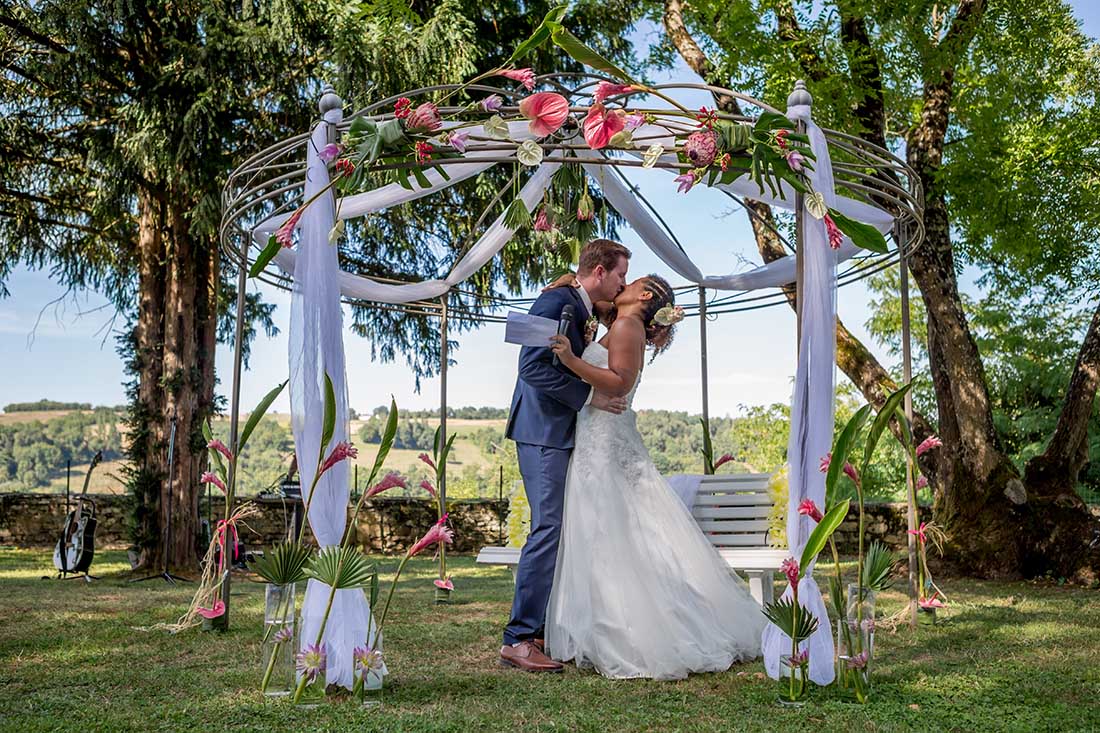 photo-mariage-cérémonie Les mariés échangent leurs vœux devant leur famille