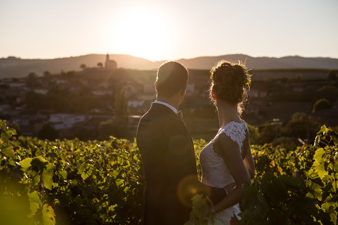 photo-séance-couple-mariage La lumière dorée devant le couple amoureux