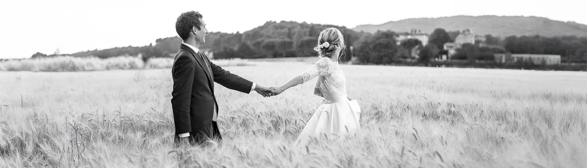 tenir-la-main-de-la-mariée Photo spontanée dans un champs